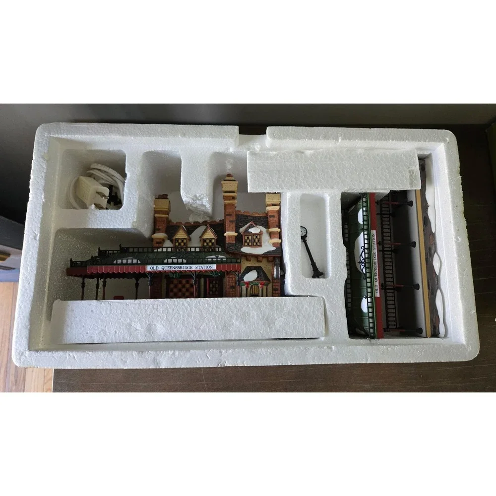 Department 56 Dickens Village Old Queensbridge Station Lighted 2 Piece dept 56‎